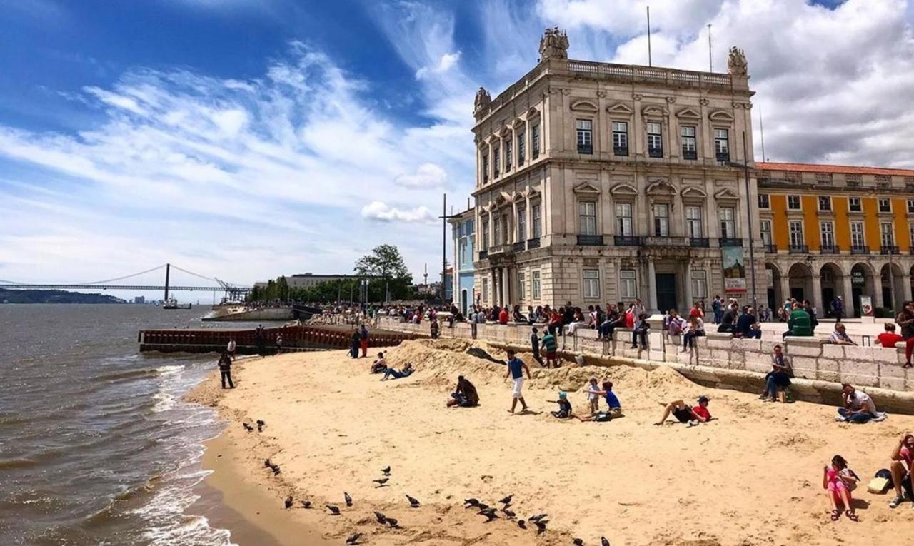 Chic Urban Retreat At Downtown With Balcony & Views, 5th-floor No Lift Lisboa