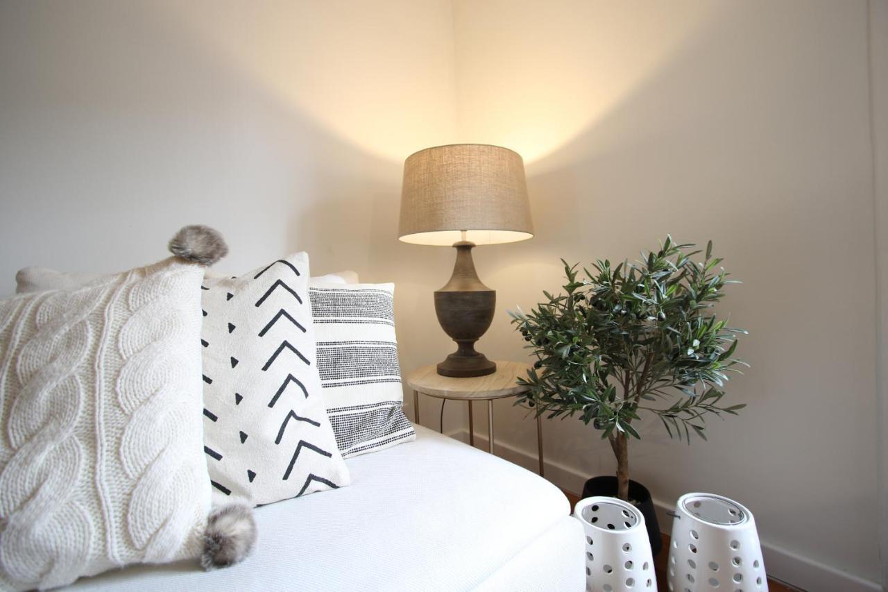 Chic Urban Retreat At Downtown With Balcony & Views Lejlighed